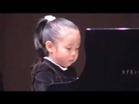 Pianist (5years old girl)ï¼šBach Gigue