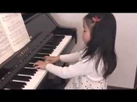 pianist(5years old girl): Bach minuet